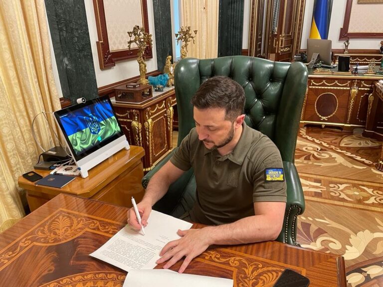 zelenskyj-pidpysuye-zakon
